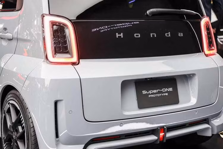 Dù được định vị là xe điện thể thao nhưng cấu hình của Honda Super-One khá cơ bản với hệ thống treo trước MacPherson, hệ thống treo sau dạng thanh xoắn và phanh tang trống phía sau. Ngoài ra, dù xe trưng bày tại triển lãm dùng mâm hợp kim hai tông màu với đường kính 16 inch rất bắt mắt, nhưng phiên bản thương mại bán tại Singapore lại chỉ được trang bị vành 15 inch, đi kèm lốp 165/65 R15.