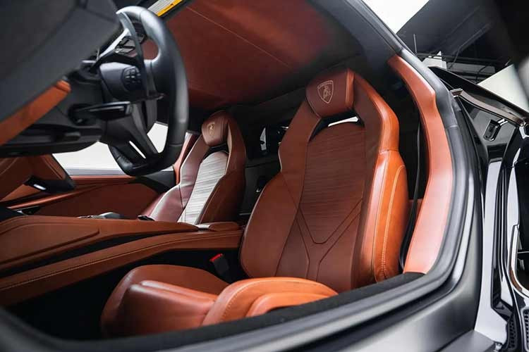 Đi cùng với đó là các chi tiết trang trí bằng sợi carbon, kết nối Apple CarPlay và Android Auto, hệ thống âm thanh Sonus Faber, vô lăng bọc da và nhiều hơn nữa.