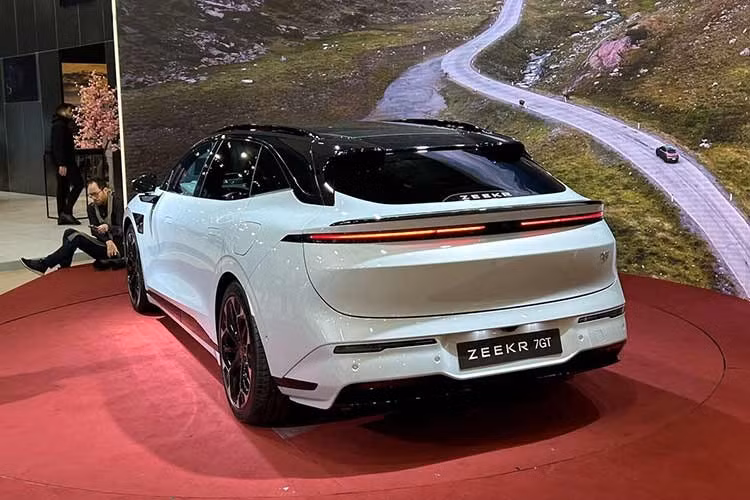 Chiếc xe được trang bị bảy túi khí và các chức năng tiên tiến nằm trong gói Zeekr Assist Drive, giúp xe đáp ứng các quy định an toàn tại Châu Âu. Người lái sẽ được hưởng lợi từ hệ thống phanh khẩn cấp tự động, hệ thống kiểm soát hành trình thích ứng thông minh với hỗ trợ kéo rơ moóc và chức năng đỗ xe dễ dàng.