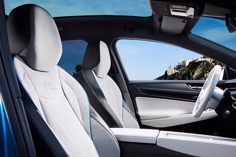 Như đã nhắc ở trên, Volkswagen ID. Era 9X là xe điện mở rộng phạm vi với động cơ xăng chỉ dùng để sạc pin. Volkswagen sẽ cung cấp 3 cấu hình truyền động, gồm dẫn động cầu sau và dẫn động bốn bánh, cho xe. Bản tiêu chuẩn dùng 1 mô-tơ điện nằm trên cầu sau, cho công suất tối đa 295 mã lực. Pin LFP 51,1 kWh cung cấp phạm vi hoạt động tối đa 267 km.