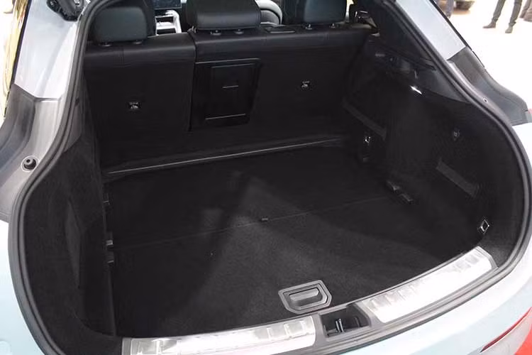 Zeekr cung cấp mẫu 7GT với ba phiên bản: bản tiêu chuẩn Core dẫn động cầu sau, bản Long Range dẫn động cầu sau và bản Privilege dẫn động bốn bánh. Phiên bản Privilege cao cấp nhất có công suất 637 mã lực. Trong khi đó, các phiên bản dẫn động cầu sau sẽ có công suất 421 mã lực. Zeekr tự hào về sản phẩm mới nhất của mình với hiệu năng phấn khích, khả năng phản hồi cực kỳ nhạy bén và hệ thống phanh chuyên nghiệp, và những con số đã chứng minh điều đó.