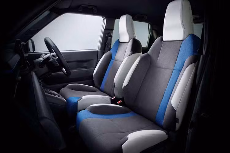 Nội thất của xe khá đơn giản và được bê nguyên từ Honda N-One e: sang, trừ ghế trước có đệm hông lớn hơn và được bọc một phần bằng da. Trang bị tiêu chuẩn gồm màn hình thông tin giải trí Display Audio dạng cảm ứng 9 inch và hệ thống âm thanh Bose 8 loa lần đầu xuất hiện trên một mẫu xe Honda cỡ nhỏ.