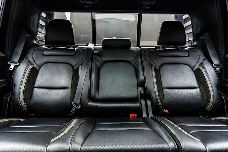 Động cơ 6.2 lít này sản sinh công suất 702 mã lực và mô-men xoắn 650 lb-ft (880 Nm), dẫn động cả bốn bánh thông qua hộp số 8 cấp. Xe đạt tốc độ 97 kph trong 4,5 giây, tối đa 118 mph (190 km/h) và hoàn thành quãng đường ¼ dặm trong 12,9 giây, với tốc độ thoát khỏi đường đua là 108 mph (174 km/h).