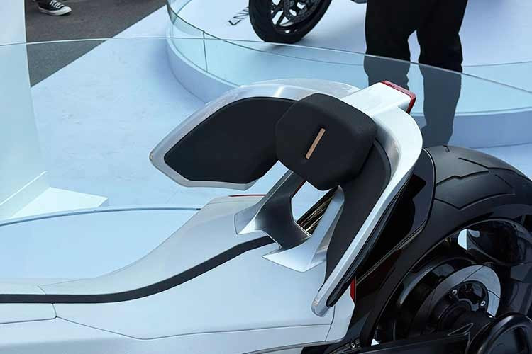 Xe là loại một chỗ ngồi thuần túy với yên có lưng nhôm giống ghế bành, hai bên ôm sát nên không thể “ôm cua” kiểu thể thao. Rõ ràng đây không phải mô tô thể thao nhưng lốp sau cực lớn cho thấy mô-men xoắn rất mạnh. Lốp sau cũng không phải gánh hết lực kéo vì EV Outlier là xe dẫn động hai bánh.