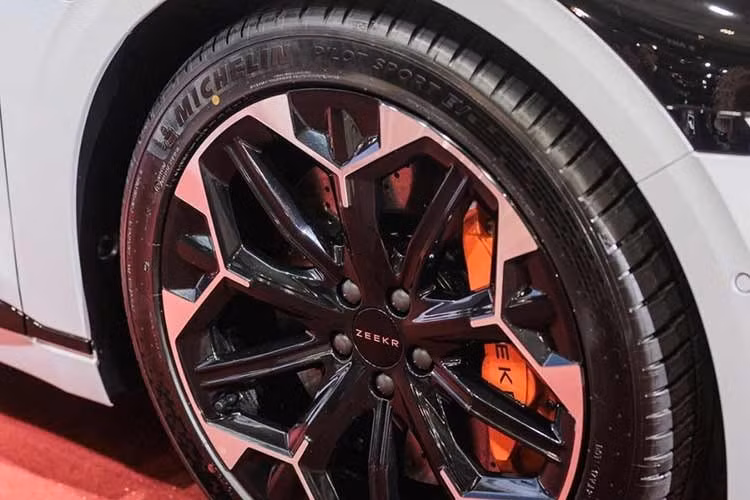 Trưởng bộ phận thiết kế Gustaf Guner cho biết mọi yếu tố đều được "thiết kế tỉ mỉ và tinh tế", từ hệ thống lái và khung gầm cho đến phanh và lốp xe. Khung gầm dễ điều khiển, hệ thống treo cao cấp năm liên kết và tay đòn kép tinh vi được thiết kế để mang lại cho người lái khả năng kiểm soát hoàn toàn và sự tự tin sau vô lăng của chiếc 7GT. Hệ thống phanh lớn cung cấp lực hãm mạnh mẽ.