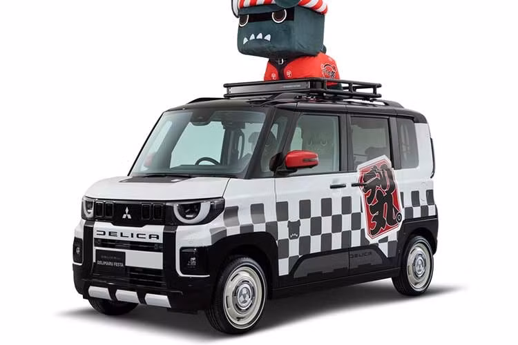 Delica Mini Delimaru Festa ﻿Chiếc xe này được thiết kế gần như hoàn toàn dựa trên chủ đề của triển lãm, và là chiếc xe duy nhất không có nhiều sửa đổi. Chiếc xe kei car được trang trí bằng các hình dán và có hình linh vật Delimaru khổng lồ mặc áo happi truyền thống của Nhật. Bạn hỏi Delimaru là gì ư?, tất nhiên đó là một linh vật lấy cảm hứng từ chính chiếc xe nhỏ nhắn, hình hộp.