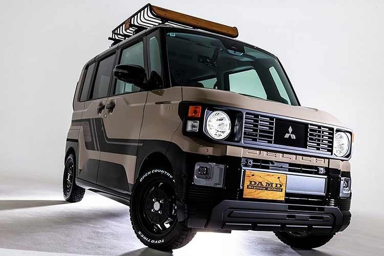 Delica Mini X "DALI" với DAMD ﻿Mini này là một chiếc xe cực chất nếu bạn yêu thích những sản phẩm Mitsubishi cổ điển, đặc biệt là thế hệ Pajero đầu tiên của những năm 1980. Cả lưới tản nhiệt và đèn pha của xe đều lấy cảm hứng từ chiếc SUV đời cũ, trong khi lớp sơn ngoại thất là sự tri ân dành cho giải đua Dakar Rally, một sự kiện mà Pajero đã giành chiến thắng tới 12 lần từ năm 1985 đến năm 2007. Xe được hoàn thiện với các phụ kiện từ DALI, một thương hiệu mới của nhà sản xuất phụ tùng độ DAMD Inc.
