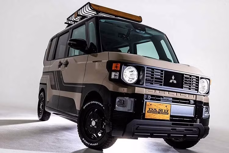 Delica Mini X "DALI" với DAMD ﻿Mini này là một chiếc xe cực chất nếu bạn yêu thích những sản phẩm Mitsubishi cổ điển, đặc biệt là thế hệ Pajero đầu tiên của những năm 1980. Cả lưới tản nhiệt và đèn pha của xe đều lấy cảm hứng từ chiếc SUV đời cũ, trong khi lớp sơn ngoại thất là sự tri ân dành cho giải đua Dakar Rally, một sự kiện mà Pajero đã giành chiến thắng tới 12 lần từ năm 1985 đến năm 2007. Xe được hoàn thiện với các phụ kiện từ DALI, một thương hiệu mới của nhà sản xuất phụ tùng độ DAMD Inc.