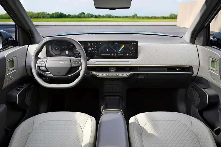 Trong khi đó, thiết kế của xe điện Kia EV2 2026 khá vuông vức, tự tin với đèn nằm dọc, hốc bánh cơ bắp và tạo cảm giác vừa “phiêu lưu” vừa dễ thương. Mâm của xe có đường kính từ 16-19 inch. Xe còn có phiên bản GT-Line cho ai thích một chiếc SUV nhỏ nhưng "chất".