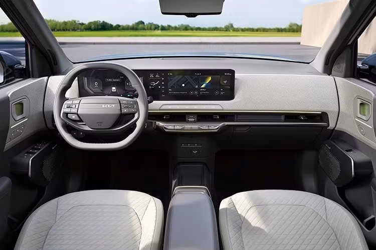 Trong khi đó, thiết kế của xe điện Kia EV2 2026 khá vuông vức, tự tin với đèn nằm dọc, hốc bánh cơ bắp và tạo cảm giác vừa “phiêu lưu” vừa dễ thương. Mâm của xe có đường kính từ 16-19 inch. Xe còn có phiên bản GT-Line cho ai thích một chiếc SUV nhỏ nhưng "chất".