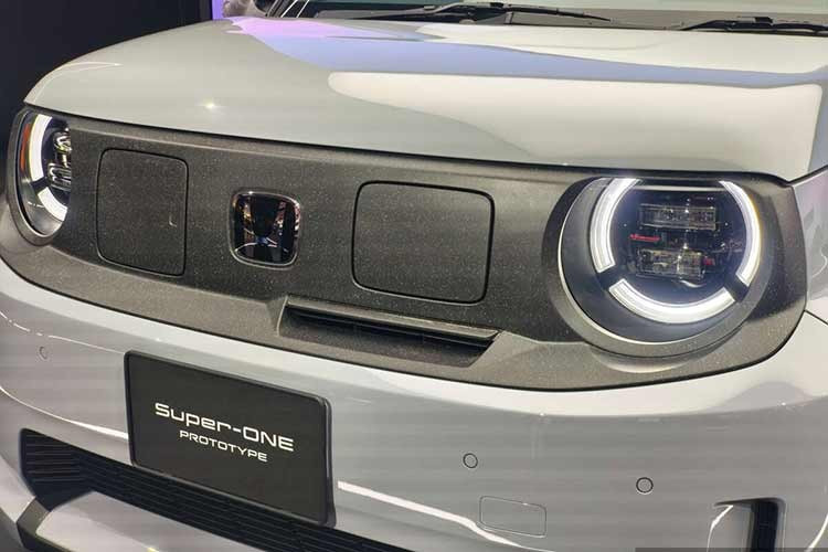 Như đã đưa tin trước đó, Super-One được trang bị chế độ Boost mới, tối ưu công suất mô-tơ điện ở cầu trước và giả lập sang số với 7 cấp số, tương tự Honda Prelude thế hệ mới. Tính năng này kết hợp cùng âm thanh động cơ giả lập từ hệ thống Active Sound Control.