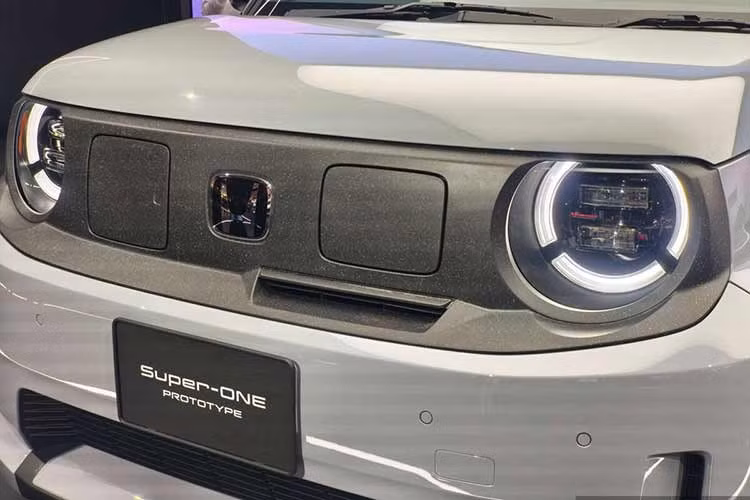 Như đã đưa tin trước đó, Super-One được trang bị chế độ Boost mới, tối ưu công suất mô-tơ điện ở cầu trước và giả lập sang số với 7 cấp số, tương tự Honda Prelude thế hệ mới. Tính năng này kết hợp cùng âm thanh động cơ giả lập từ hệ thống Active Sound Control.