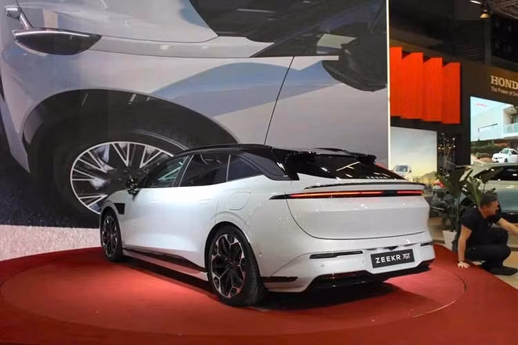 Mang dáng dấp của dòng xe shooting brake với cảm giác của SUV coupe, 7GT được thiết kế tại trung tâm thiết kế và nghiên cứu phát triển chính của hãng tại châu Âu, đặt tại Gothenburg, Thụy Điển, dành riêng cho các con đường châu Âu. Xe có phần đầu xe tương tự như SUV 7X và phần đuôi xe mô phỏng theo 001.