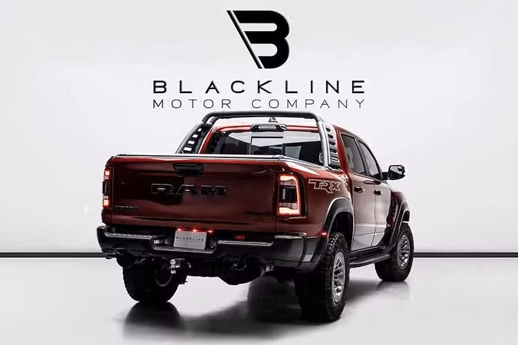 Ngoài ra xe còn có gương chiếu hậu kỹ thuật số, màn hình hiển thị thông tin trên kính chắn gió, ghế trước có chức năng sưởi và thông gió, điều hòa hai vùng, tích hợp điện thoại thông minh và Bluetooth.