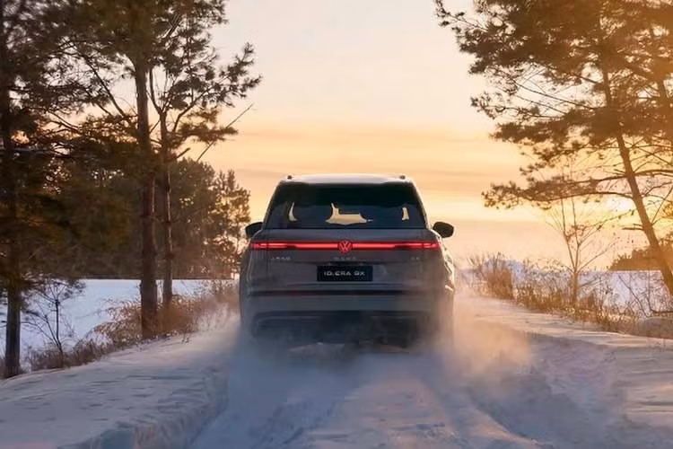 Hiện chưa có con số chính thức về tổng phạm vi hoạt động kết hợp của mẫu xe SUV điện Volkswagen ID. Era 9X, nhưng cả ba cấu hình đều được kỳ vọng vượt 1.000 km khi dùng cả pin lẫn động cơ xăng, tùy dung tích bình nhiên liệu.