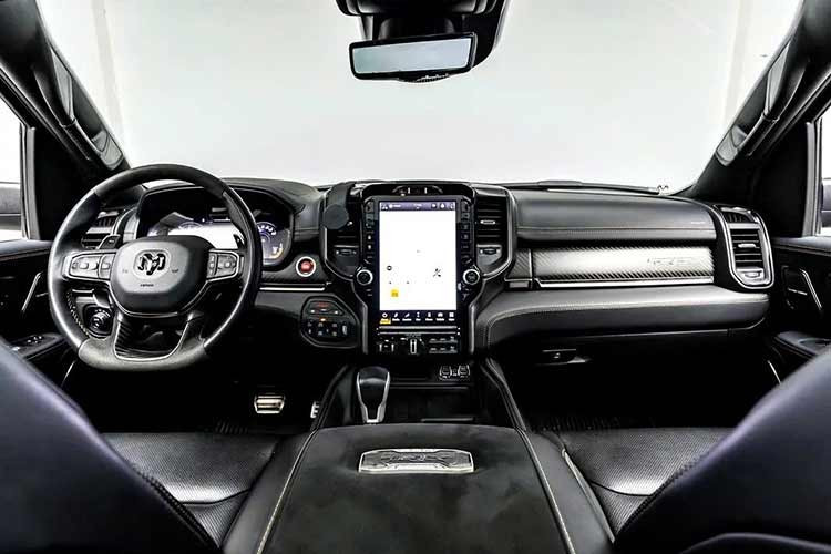 Xe cũng được trang bị hỗ trợ điểm mù, hỗ trợ giữ làn đường, đèn pha tự động, hệ thống kiểm soát hành trình, hệ thống camera 360 độ, cảm biến đỗ xe và nhiều tính năng khác.