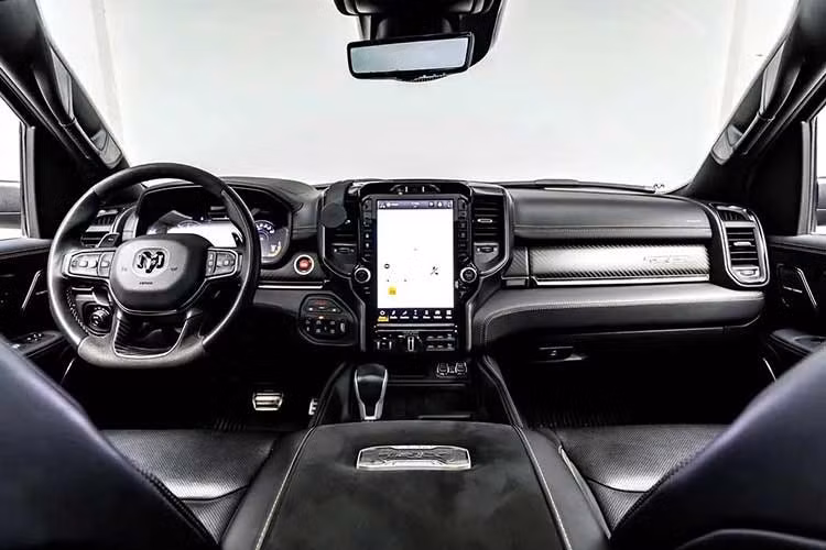 Xe cũng được trang bị hỗ trợ điểm mù, hỗ trợ giữ làn đường, đèn pha tự động, hệ thống kiểm soát hành trình, hệ thống camera 360 độ, cảm biến đỗ xe và nhiều tính năng khác.