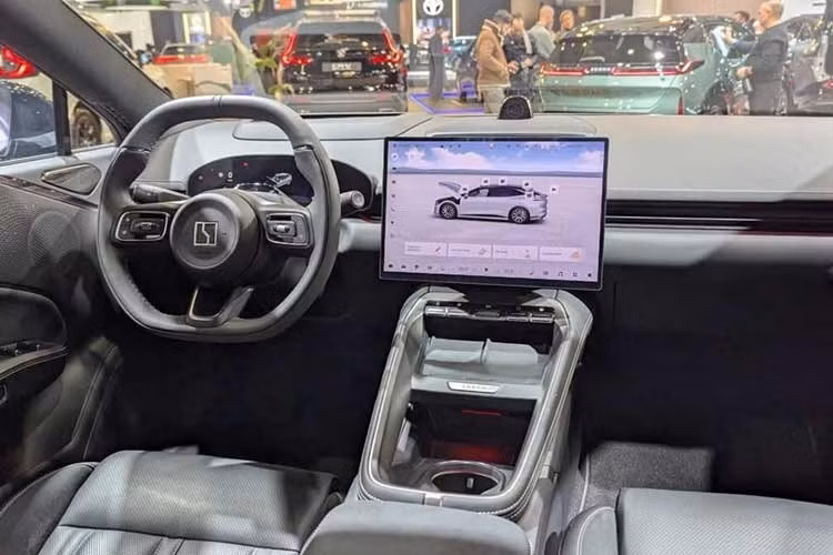 Được xây dựng trên nền tảng PMA+2 của Geely, xe có chiều dài 189,6 inch (4.817 mm), chiều rộng 81,5 inch (2.070 mm) và chiều cao 57,3 inch (1.456 mm), những tỷ lệ này đặt nó vào vị trí đối thủ cạnh tranh với mẫu xe Volkswagen ID.7 và Hyundai Ioniq 6. Tuy nhiên, 7GT, với ý định rõ ràng tham gia thị trường xe điện hạng sang, sẵn sàng cạnh tranh với BMW i5 M60 Touring hoặc Porsche Taycan Cross Turismo.