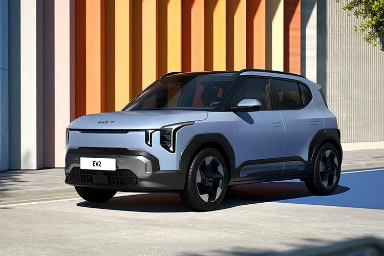 Thế giới SUV điện đang ngày càng chật chội, nhưng điều đó cũng không ngăn được Kia tung ra một mẫu xe mới, đó là EV2 2026 mới. Xe đã ra mắt tại Triển lãm Ô tô Brussels 2025 hiện đang diễn ra tại Bỉ cùng với các phiên bản hiệu năng cao GT của EV3, EV4 và EV5.