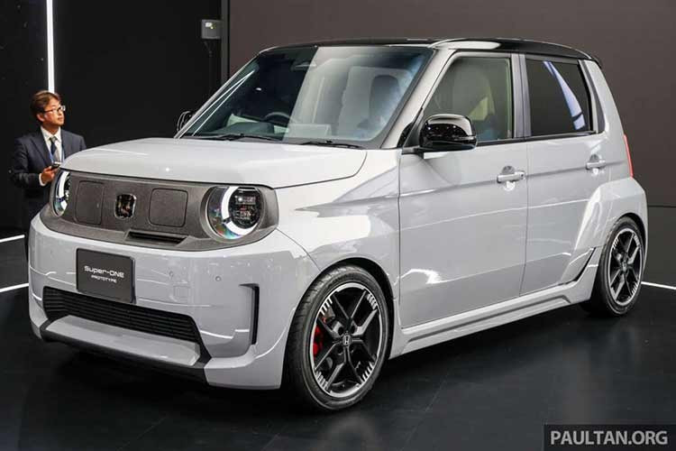 Honda Super-One đã lần đầu tiên ra mắt vào tháng 10/2025 tại Triển lãm Japan Mobility Show dưới dạng xe concept. Đến nay, xe tiếp tục được trưng bày tại cả Triển lãm Tokyo Auto Salon và Singapore Motor Show 2026. Đáng chú ý là Singapore đã vượt lên trước Nhật Bản và phần còn lại của thế giới khi trở thành thị trường đầu tiên chính thức bán mẫu xe điện cỡ nhỏ của Honda.