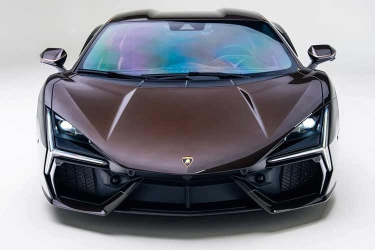 Đây là một trong những chiếc Revuelto được trang bị đầy đủ nhất mà tôi từng thấy và đối với người mua phù hợp, nó xứng đáng với từng đồng tiền bỏ ra. Đầu tiên, siêu xe Lamborghini Revuelto 2025 này đi kèm với gói trang trí ngoại thất cao cấp màu đen bóng.