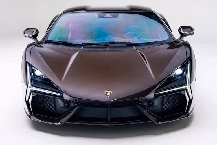 Đây là một trong những chiếc Revuelto được trang bị đầy đủ nhất mà tôi từng thấy và đối với người mua phù hợp, nó xứng đáng với từng đồng tiền bỏ ra. Đầu tiên, siêu xe Lamborghini Revuelto 2025 này đi kèm với gói trang trí ngoại thất cao cấp màu đen bóng.