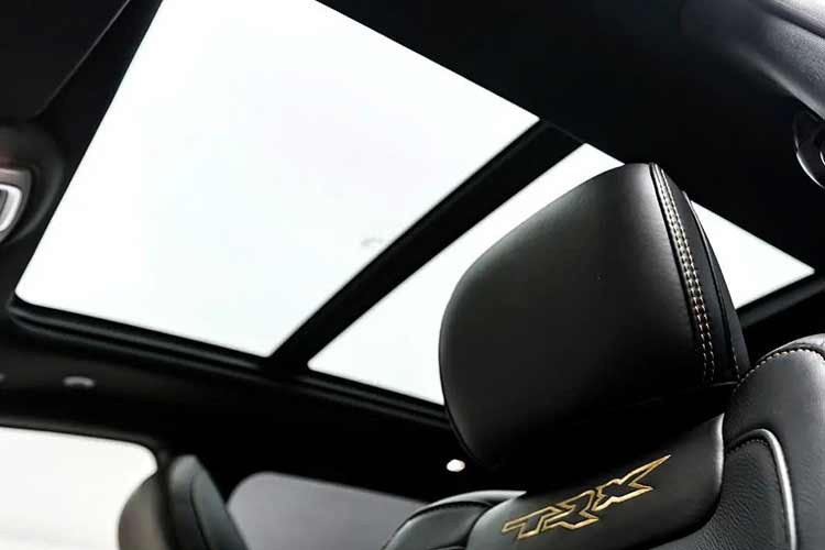 Bạn nên biết rằng màu sơn ngoại thất Delmonico Red là 1 trong 3 màu sơn độc đáo có sẵn cho mẫu xe này, 2 màu còn lại là Harvest Sunrise và Night Edge Blue. Xe cũng được trang bị mâm xe có khả năng khóa lốp với lớp phủ Satin Titanium, tấm chắn đặc biệt bên trong, logo TRX trên lưng ghế, logo TRX Satin Titanium ở phía hành khách và các chi tiết ốp cửa bằng da lộn Triaxle.