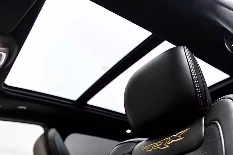 Bạn nên biết rằng màu sơn ngoại thất Delmonico Red là 1 trong 3 màu sơn độc đáo có sẵn cho mẫu xe này, 2 màu còn lại là Harvest Sunrise và Night Edge Blue. Xe cũng được trang bị mâm xe có khả năng khóa lốp với lớp phủ Satin Titanium, tấm chắn đặc biệt bên trong, logo TRX trên lưng ghế, logo TRX Satin Titanium ở phía hành khách và các chi tiết ốp cửa bằng da lộn Triaxle.