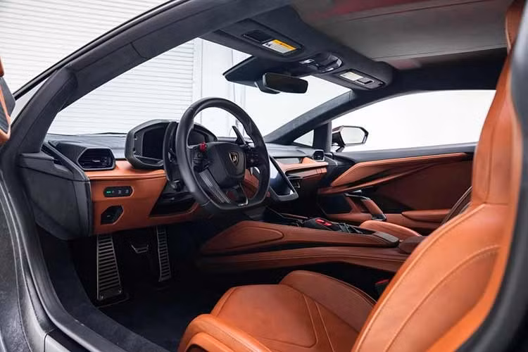 Trong khi đó, những điểm nổi bật bên trong nội thất bao gồm ghế da Terra Emilia với đường chỉ khâu Bronzo Oreadi và logo Lambo thêu (tất cả đều thuộc chủ đề Classica).