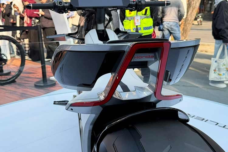 Bên cạnh đó, Honda EV Outlier còn dùng hệ thống treo dạng giàn Hossack với hai tay đòn kép, tương tự cấu hình trên Gold Wing hiện tại. Pin đặt thấp dưới khung, giúp hạ trọng tâm. Với mốc thời gian “thập niên 2030”, rất có thể đây là pin thể rắn - loại mà Honda từng tuyên bố sẽ đưa vào xe máy điện của họ vào đầu thập kỷ tới.