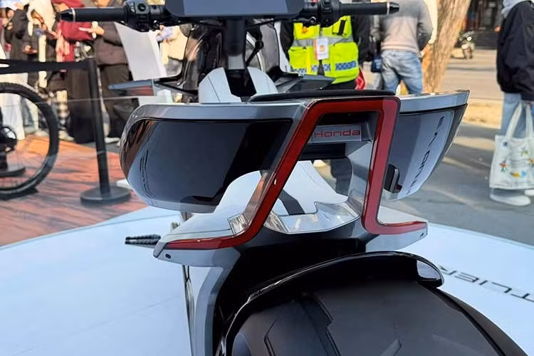 Bên cạnh đó, Honda EV Outlier còn dùng hệ thống treo dạng giàn Hossack với hai tay đòn kép, tương tự cấu hình trên Gold Wing hiện tại. Pin đặt thấp dưới khung, giúp hạ trọng tâm. Với mốc thời gian “thập niên 2030”, rất có thể đây là pin thể rắn - loại mà Honda từng tuyên bố sẽ đưa vào xe máy điện của họ vào đầu thập kỷ tới.