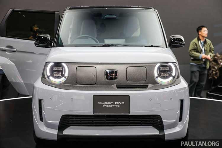 Tại thị trường Singapore, Honda Super-One có giá giật mình, lên đến 178.999 SGD (khoảng 3,65 tỷ đồng). Mức này đã bao gồm chi phí sở hữu và sử dụng ôtô trong 10 năm vốn là bắt buộc tại Singapore, hiện rơi vào khoảng 90.000 SGD (1,83 tỷ đồng). Sau Singapore, Honda Super-One nhiều khả năng cũng sẽ được bán ở những thị trường Đông Nam Á khác.