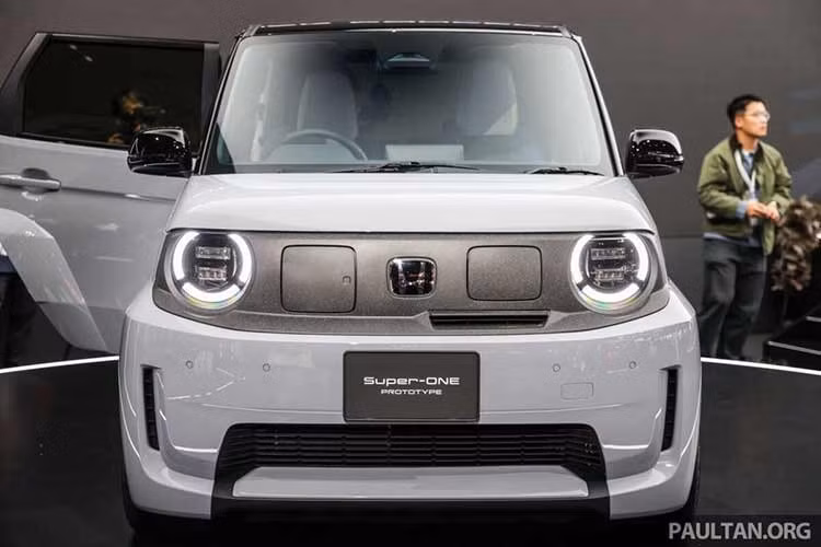 Tại thị trường Singapore, Honda Super-One có giá giật mình, lên đến 178.999 SGD (khoảng 3,65 tỷ đồng). Mức này đã bao gồm chi phí sở hữu và sử dụng ôtô trong 10 năm vốn là bắt buộc tại Singapore, hiện rơi vào khoảng 90.000 SGD (1,83 tỷ đồng). Sau Singapore, Honda Super-One nhiều khả năng cũng sẽ được bán ở những thị trường Đông Nam Á khác.