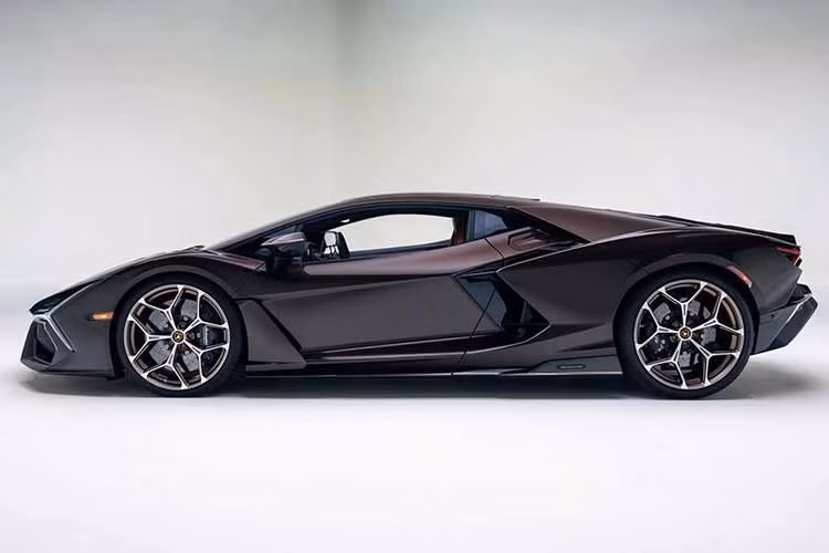 Trong nỗ lực mua chiếc Lamborghini này, người mua đã đưa ra mức giá cao nhất của mình là 654.000 USD (khoảng hơn 17 tỷ đồng) nhưng chủ sở hữu hiện tại, chuyên mua bán siêu xe và xe hạng sang, đã từ chối vì còn cách khá xa mức giá 20,2 tỷ đồng.