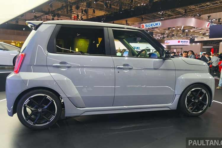 Cùng với màn ra mắt tại quốc đảo Sư tử, một số thông tin mới của mẫu xe mini điện Honda Super-One cũng đã được công bố. Theo đó, xe sở hữu công suất tối đa 95 mã lực và mô-men xoắn cực đại 162 Nm. Hiện phạm vi di chuyển của mẫu xe điện này vẫn chưa được công bố.