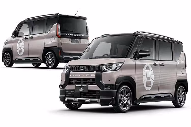 Theo hãng xe Mitsubishi, những chiếc xe độ này làm nổi bật "sức mạnh và tính linh hoạt" của Delica. Hầu hết các phiên bản đều dành cho off-road và cắm trại, nhưng Mitsubishi cũng mang đến 2 chiếc xe theo tiêu chuẩn thể thao.