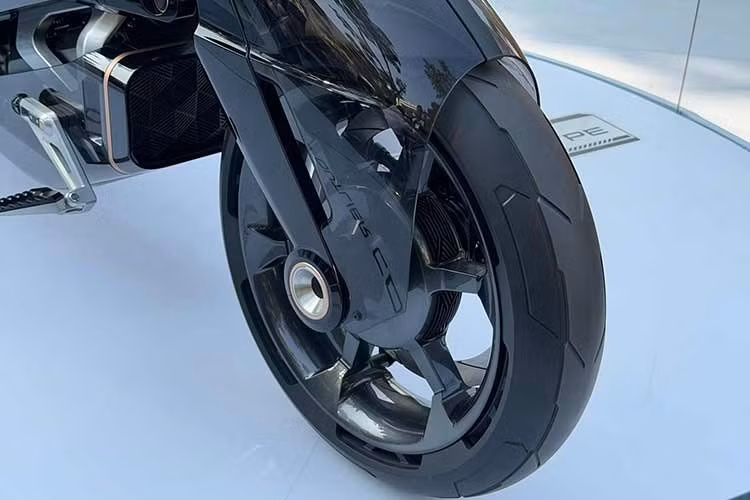 Dàn áo trong suốt cũng là một chi tiết rất đáng chú ý, giúp để lộ các bộ phận cơ khí như hệ thống treo trước dạng tay đòn. Phần ốp chính phía trước gắn vào phuộc nên di chuyển lên xuống theo hành trình treo, gần như xóa bỏ khe hở giữa lốp trước và thân xe. Phần ốp gầm trong suốt bao quanh cụm pin của xe.