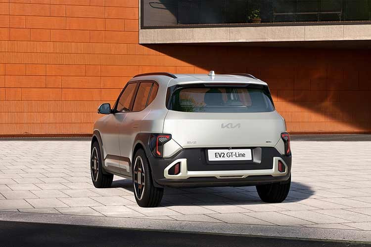 Thời gian sạc bằng bộ sạc nhanh DC rơi vào khoảng 30 phút. Tuy nhiên, giống EV3, EV4 và EV5, Kia EV2 chỉ dùng kiến trúc điện 400V nên tốc độ sạc sẽ chậm hơn. Bù lại, xe hỗ trợ sạc chậm AC 11 kW và 22 kW, có tính năng cấp điện cho các thiết bị ngoài xe cũng như cấp điện ngược lại vào lưới điện.