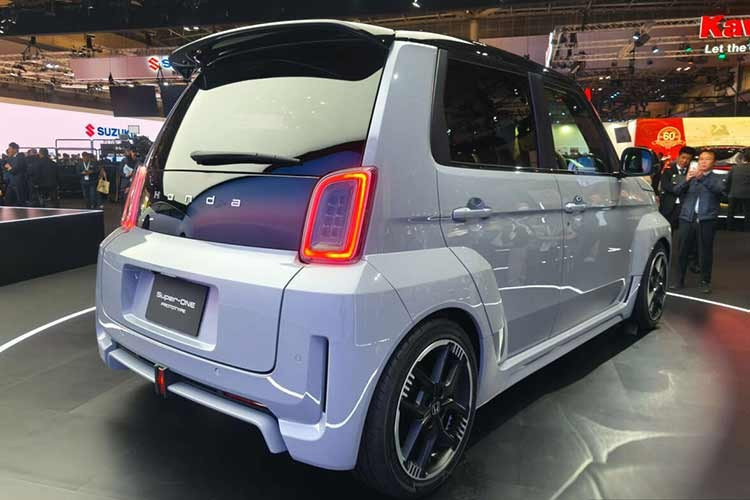 Tuy nhiên, Honda cho biết thời gian sạc nhanh DC từ 20% lên 80% rơi vào khoảng 30 phút, giống hệt N-One e:, nên có thể suy đoán pin cũng có dung lượng 29,6 kWh. Vì Super-One mạnh hơn đáng kể nên phạm vi di chuyển dự kiến sẽ ngắn hơn mức 295 km theo chuẩn WLTP của Honda N-One e:.