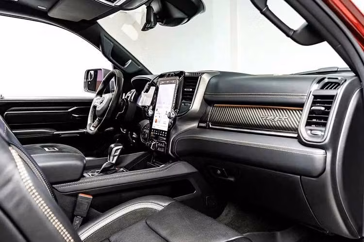 Chắc hẳn bạn đã biết động cơ nào mạnh mẽ nhất trên chiếc Ram 1500 TRX Final Edition rồi, đó chính là động cơ V8 siêu tăng áp được trang bị trên các phiên bản khác trong dòng xe này.