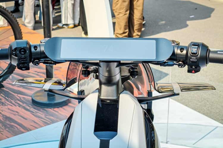 Một màn hình màu TFT được đặt phẳng trên bề mặt thân xe phía sau tay lái - vị trí vốn thuộc về bình xăng trên mô tô thông thường. Màn hình này sẽ hiển thị lượng công suất đang truyền tới từng mô-tơ. Tuy nhiên, màn hình hiển thị công suất này chỉ là phụ.