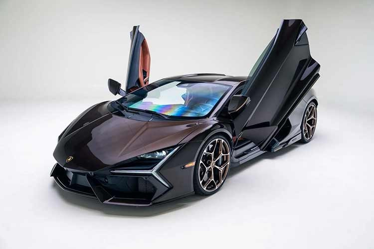 Chiếc Lamborghini Revuelto 2025 đang rao bán tại đại lý California, Mỹ này sở hữu ngoại thất màu Marrone Alcestis Metallic với đường kẻ sọc ở phần dưới thân xe, và chỉ mới chạy được 1.800 dặm. Riêng màu sơn đã có giá 9.100 USD (hơn 237 triệu đồng), và giá bán lẻ của cả chiếc xe là 769.958 USD (hơn 20 tỷ đồng).