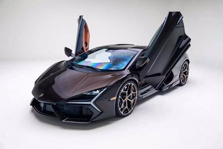 Chiếc Lamborghini Revuelto 2025 đang rao bán tại đại lý California, Mỹ này sở hữu ngoại thất màu Marrone Alcestis Metallic với đường kẻ sọc ở phần dưới thân xe, và chỉ mới chạy được 1.800 dặm. Riêng màu sơn đã có giá 9.100 USD (hơn 237 triệu đồng), và giá bán lẻ của cả chiếc xe là 769.958 USD (hơn 20 tỷ đồng).