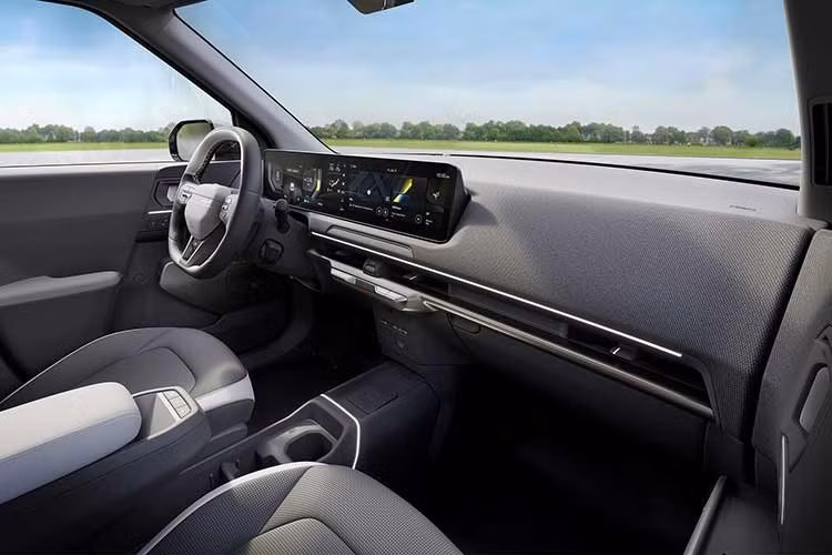 EV2 sở hữu chiều dài cơ sở 2.565 mm nhưng Kia hứa hẹn không gian nội thất vẫn thoải mái. Người mua có thể chọn cấu hình nội thất 4 chỗ hoặc 5 chỗ. Xe cũng sở hữu bố cục 3 màn hình, bao gồm bảng đồng hồ kỹ thuật số, màn hình của hệ thống điều hòa và màn hình cảm ứng trung tâm, giống các mẫu Kia đắt tiền hơn.