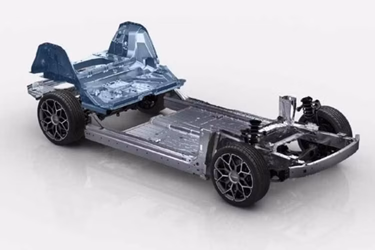 Xe có thể tăng tốc từ 0 đến 62 mph (0 đến 100 km/h) chỉ trong 3,3 giây và đạt tốc độ tối đa 130 mph (210 km/h). Phiên bản RWD GT có thể tăng tốc từ 0 đến 62 mph trong 5,3 giây, vẫn thuộc hàng xe thể thao. Zeekr đã phát triển một màn hình hiển thị thông tin trên kính chắn gió (Head-Up Display) thực tế ảo tăng cường khổng lồ 35 inch, hoạt động cùng với cụm đồng hồ kỹ thuật số 13.0 inch, cung cấp các thông tin lái xe cần thiết.