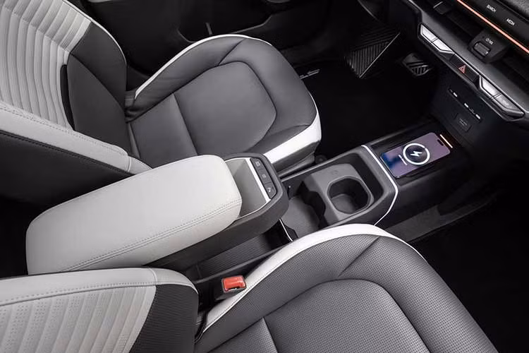 Tại thị trường châu Âu, Kia EV2 có hai tùy chọn pin với mức công suất khác nhau. Phiên bản pin 42,2 kWh kết hợp với mô-tơ điện mạnh 145 mã lực, sẽ bán ngay từ mùa xuân năm nay. Phiên bản này sở hữu phạm vi hoạt động tối đa khoảng 317 km, phù hợp với người chủ yếu đi trong thành phố.