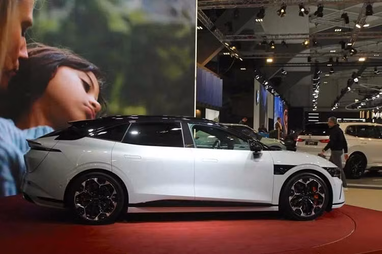 Hiện tại, Zeekr chưa có kế hoạch đưa mẫu xe này hay bất kỳ mẫu xe nào khác của hãng sang thị trường Hoa Kỳ. Zeekr tuyên bố họ thiết kế 7GT dành cho những người muốn chiếc xe của mình thực sự kết nối và nhạy bén, và hứa hẹn rằng toàn bộ mẫu xe được xây dựng xoay quanh người lái.