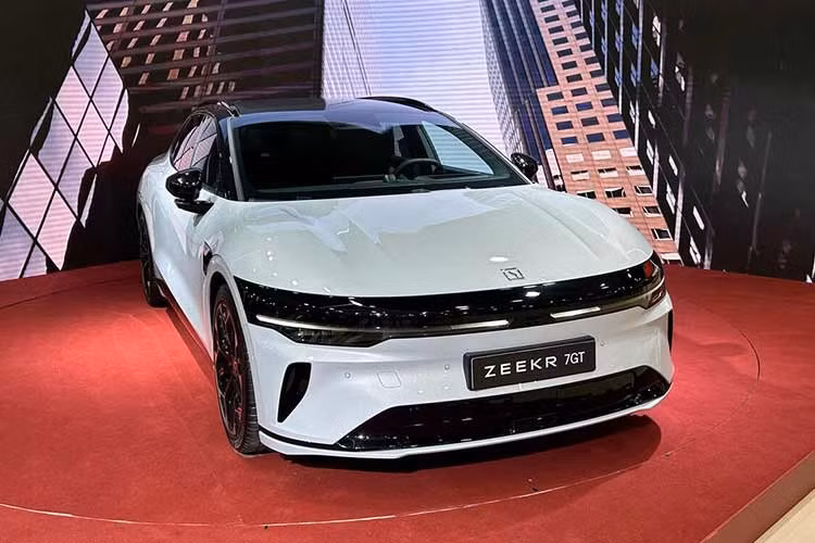 Zeekr vừa ra mắt mẫu xe 7GT hoàn toàn mới tại Triển lãm Ô tô Brussels ở Bỉ, cho thấy rõ ý định chinh phục thị trường xe điện châu Âu. Nhà sản xuất ô tô Trung Quốc này đã bắt đầu nhận đặt hàng. Mẫu xe điện này có giá khởi điểm 45.990 euro, tương đương 53.555 USD (khoảng hơn 1,39 tỷ đồng).