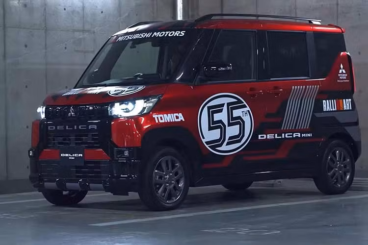 Phiên bản kỷ niệm 55 năm Delica Mini TOMICA ﻿Tomica là một trong những nhà sản xuất đồ chơi nổi tiếng nhất Nhật Bản, và không có gì ngạc nhiên khi Mitsubishi đã hợp tác với họ. Được mô tả là một chiếc xe "lấy cảm hứng từ xe đua rally", chiếc Delica Mini này được tạo ra như một phần của lễ kỷ niệm 55 năm thành lập Tomica, diễn ra vào năm 2025 (Tomica được thành lập năm 1970). Tomica cung cấp mô hình tỷ lệ 1:57 của chiếc xe concept này.