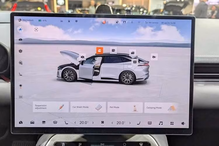 Mẫu Zeekr 7GT 2026 có chỗ cho tối đa 5 người và dung tích khoang hành lý là 16,1 feet khối (456 lít). Hơn nữa, khoang hành lý phía trước có dung tích 2,29 feet khối (65 lít) ở các phiên bản động cơ đơn và 1,13 feet khối (32 lít) ở phiên bản động cơ kép, dẫn động bốn bánh cao cấp nhất.